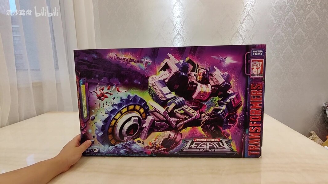 Transformers Legacy Cybertron Universe Titan Class Metroplex In Hand Image  (1 of 29)